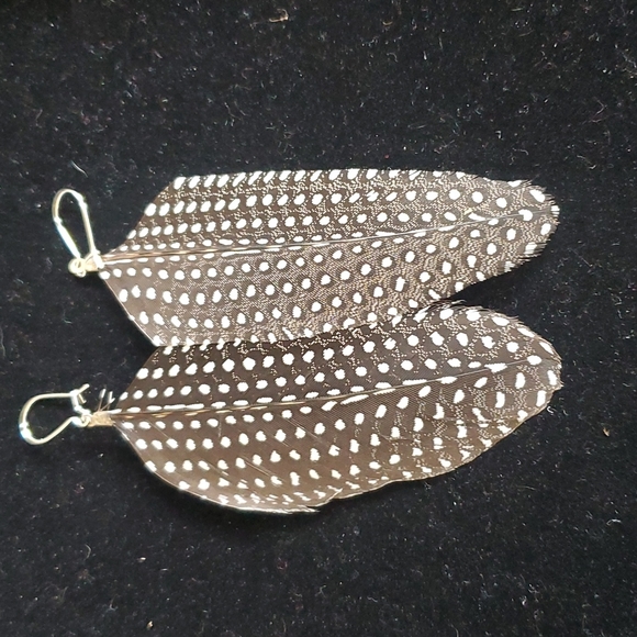 Small Size Feather 🪶 Earrings. - Picture 6 of 8